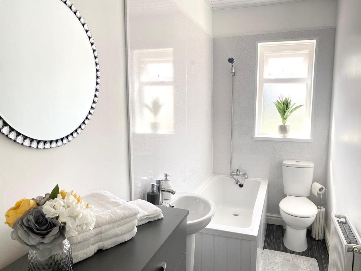Cosy Cheerful 2 Bedrooms Near Piccadilly, Etihad Stadium Sleeps Up To 5 マンチェスター エクステリア 写真